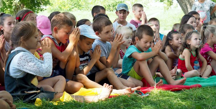 Children praying at the end of a programme led by a ‘River Adventure’ outreach team in Zăluceni, a village with no evangelical church or known believers. The annual visits to this village have produced great openness, not only among the children but also