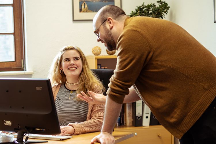 Lady working on a PC. Photo by Achim Schneider.