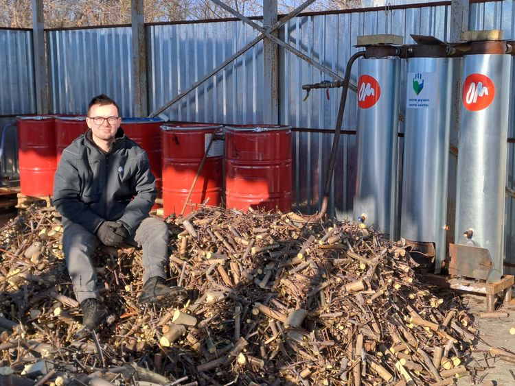 Josh's (UK) concern for finding answers to humanity’s big problems—especially sustainable energy solutions—sparked an interest in engineering that eventually led him to serve in Ukraine.
