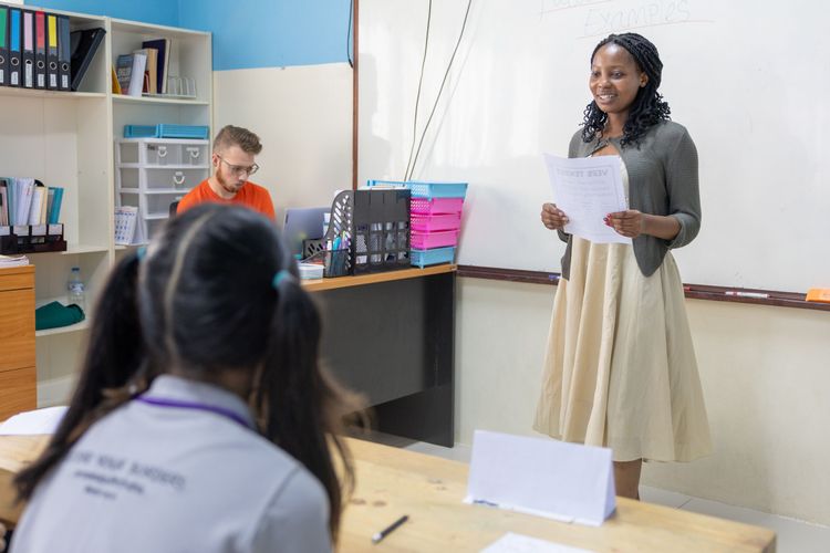 Bangkok, Thailand :: Annie (Zambia) helps children with their English classes.