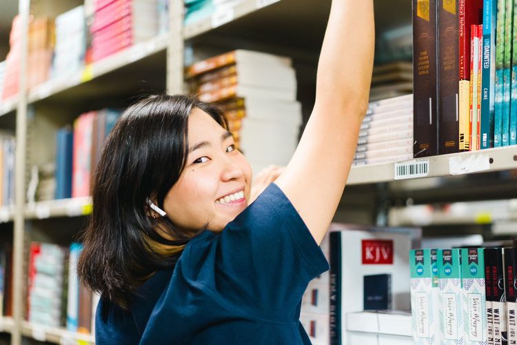 A STEP (short term exposure programme) volunteer sorts books on the shelves of OM's Ship Ministry literature centre in Florence, USA.