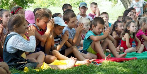 Children praying at the end of a programme led by a ‘River Adventure’ outreach team in Zăluceni, a village with no evangelical church or known believers. The annual visits to this village have produced great openness, not only among the children but also 