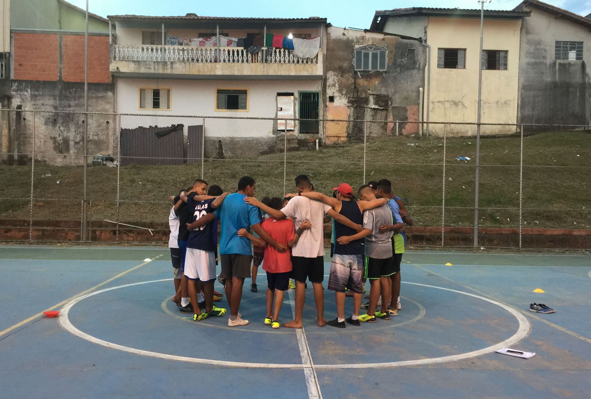 Agape FC, the football club in Brazil’s Jardim Telespark, started over two years ago as a way for former professional player and OMer Mafe Campos to share Jesus’ love with the community. Today, the project provides tri-weekly trainings for around 150 six-