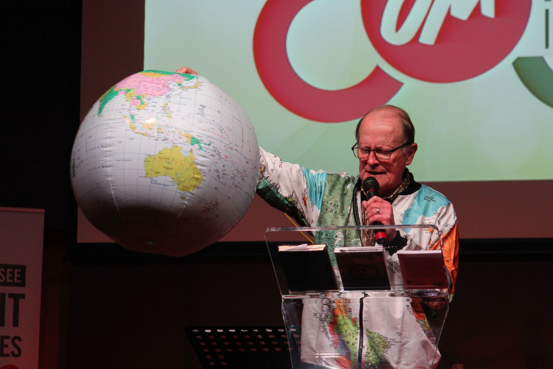 George Verwer prays for missions around the world during OM Ireland's 6015 anniversary event