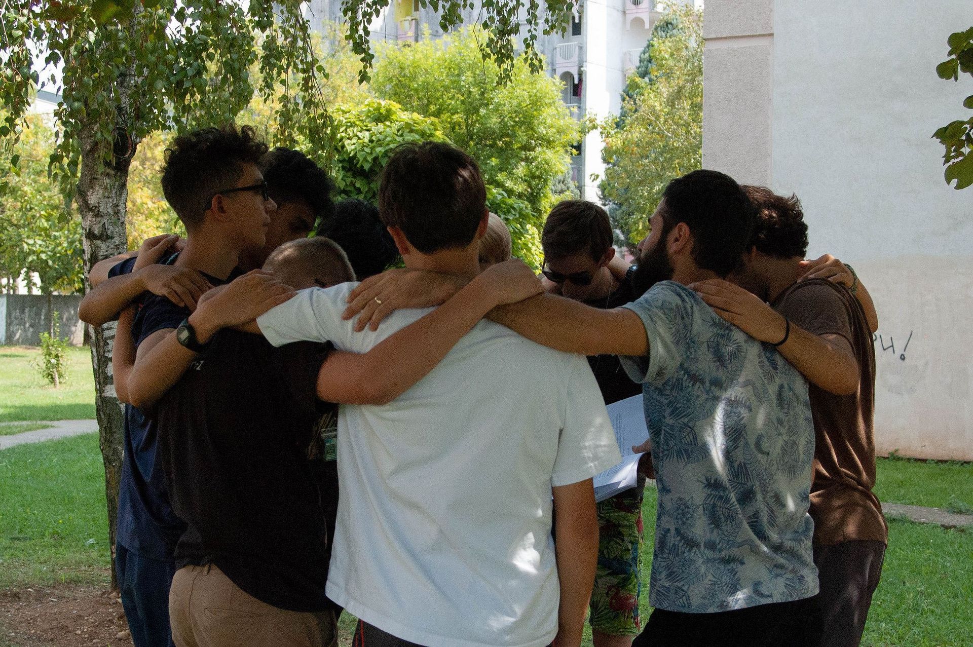 Teens huddle together at TeenStreet Balkan 2018.