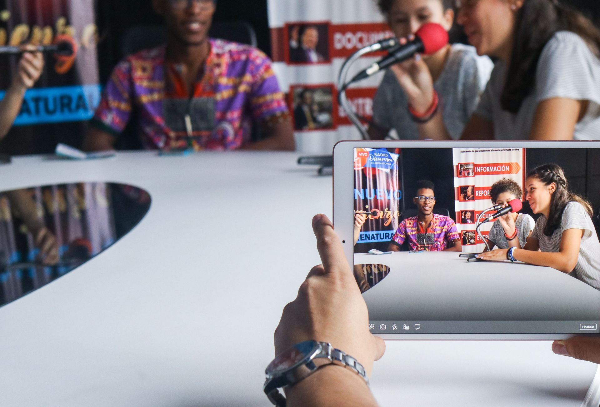 Guayaquil, Ecuador :: A radio interview with crewmembers from Logos Hope is also live streamed.