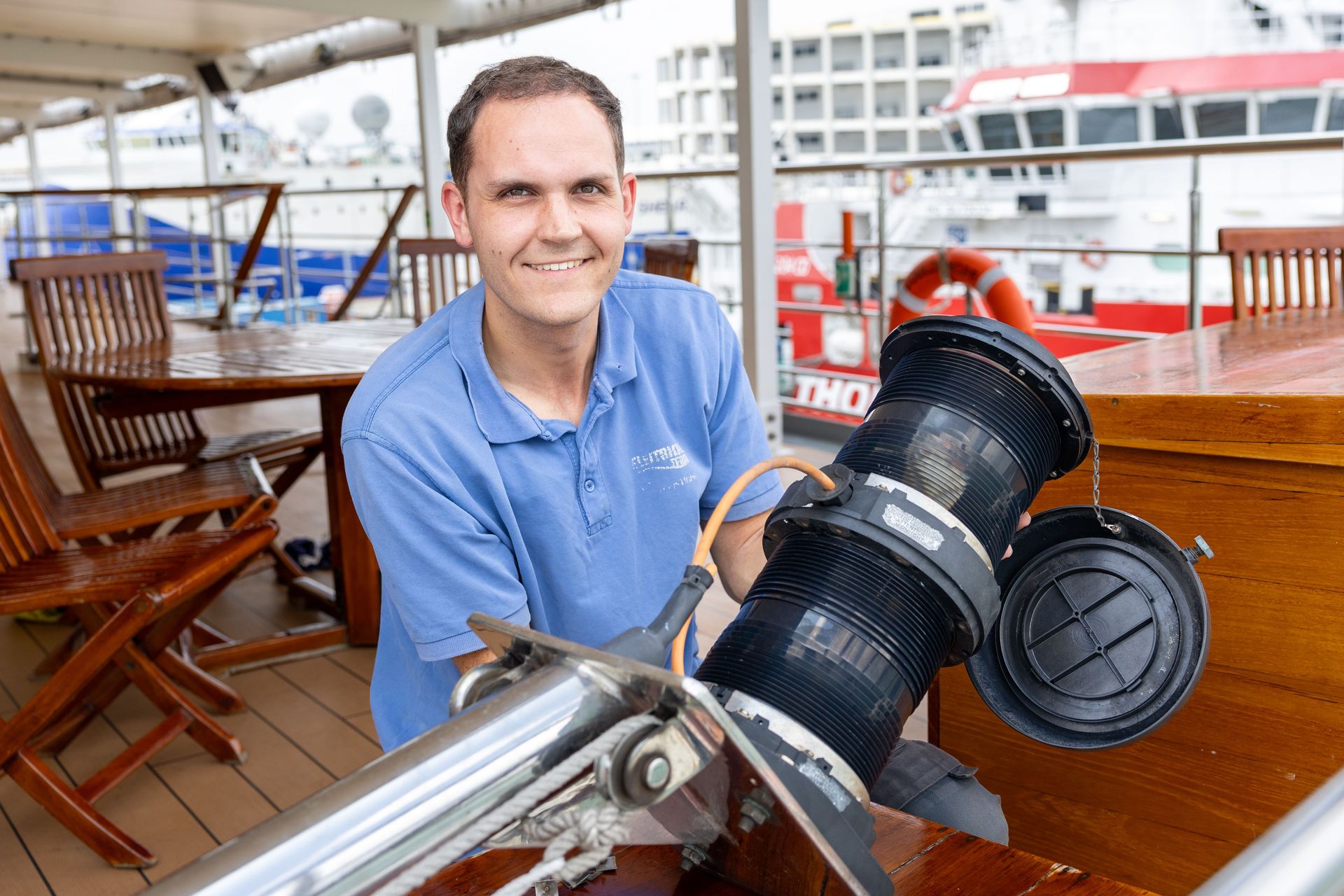 Singapore, Singapore :: Julian (Germany) fixes the aft navigation light.