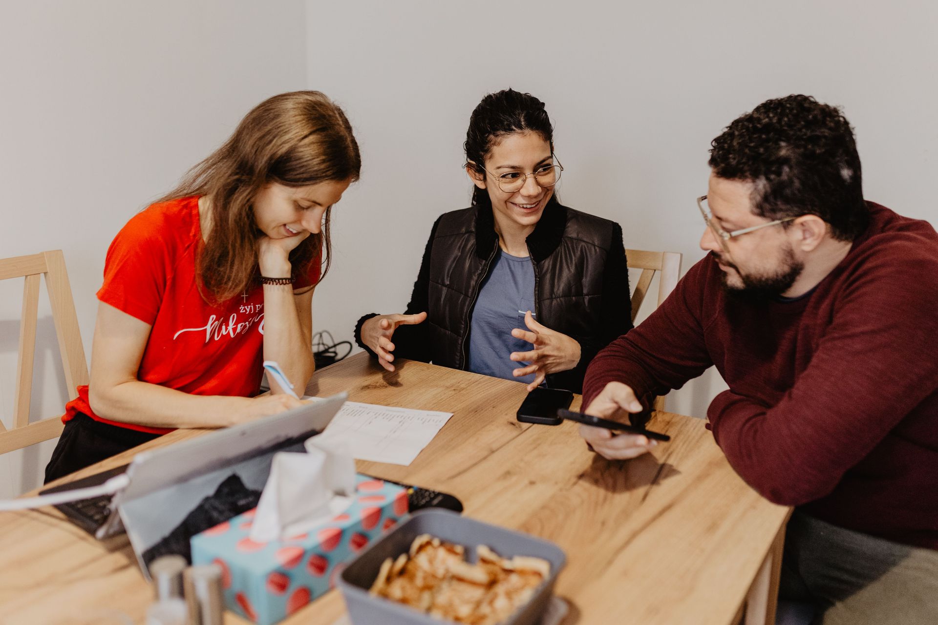 Short-term volunteers and OM team members prepare and plan for the week's outreach programme. Photo by Aneta Wigłasz
