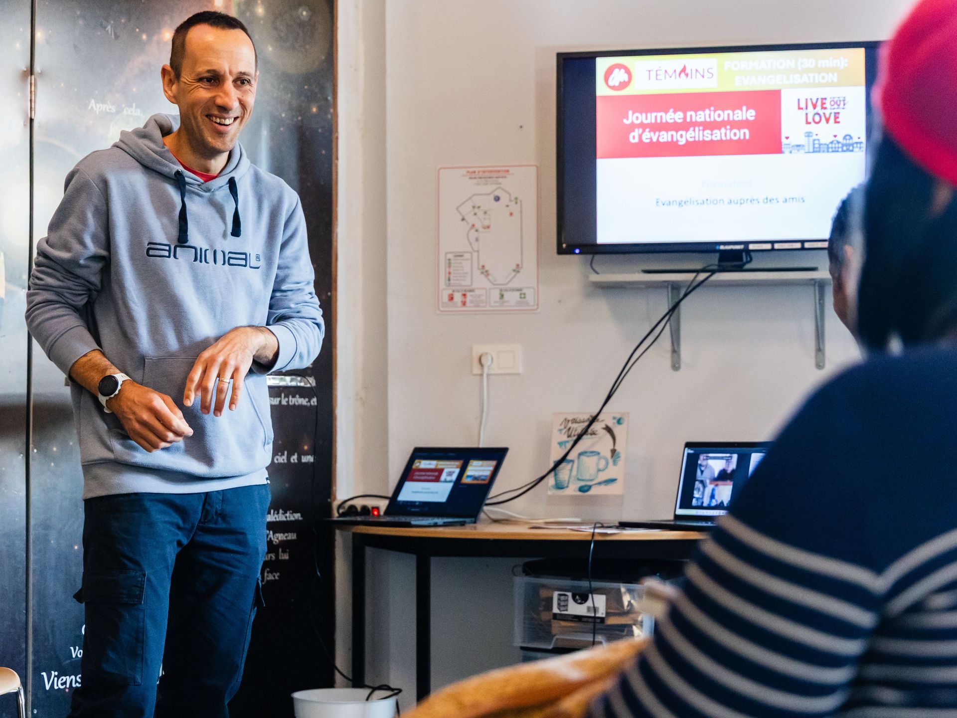 Paul Dixon leading a teaching session. Photo by Bruno Kaufmann