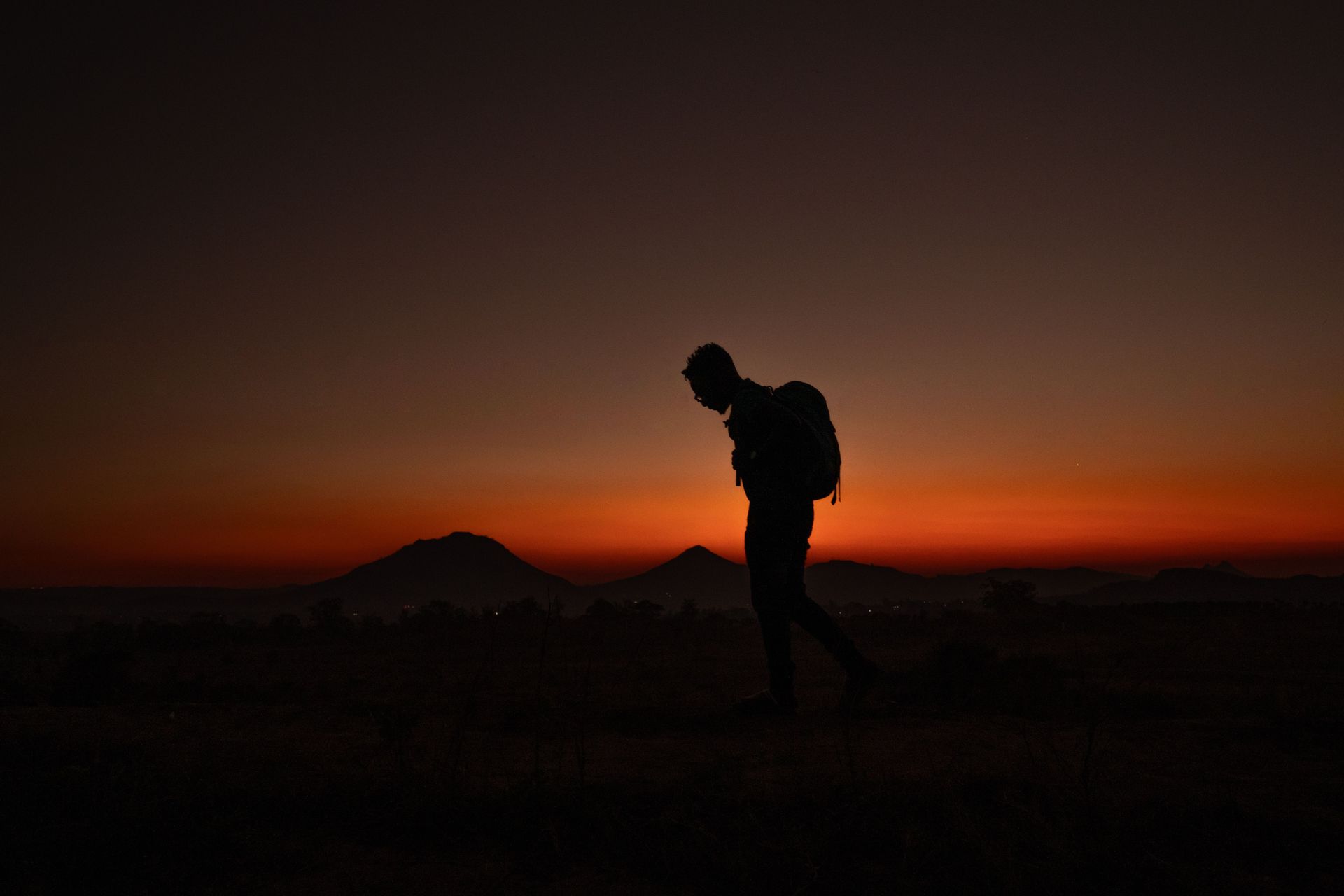 man brengt goed nieuws van evangelie Jezus kerst in donker